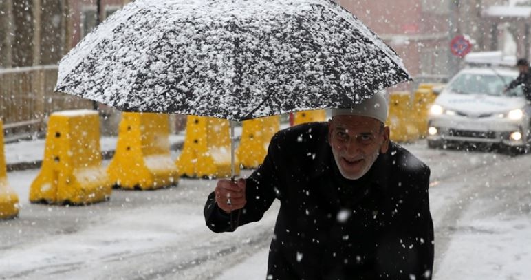 Kar ve buzlanma Hollanda’da onlarca kazaya neden oldu