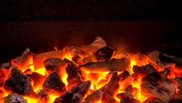 Hollanda’da evlerini mangal yakarak ısıtmaya çalınca ölümden döndüler