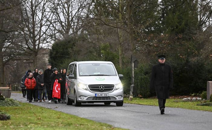 Almanya’da cenazesi ‘yanlışlıkla’ yakılan gurbetçinin külleri toprağa verildi