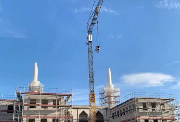 Heyecan devam ediyor: Almelo Yunus Emre Camii’nin minareleri monte edildi