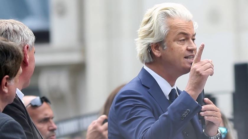 Sandık görevlisi, “Wilders’e oy verenlerin pusulasını yırtacağım” deyince ortalık karıştı