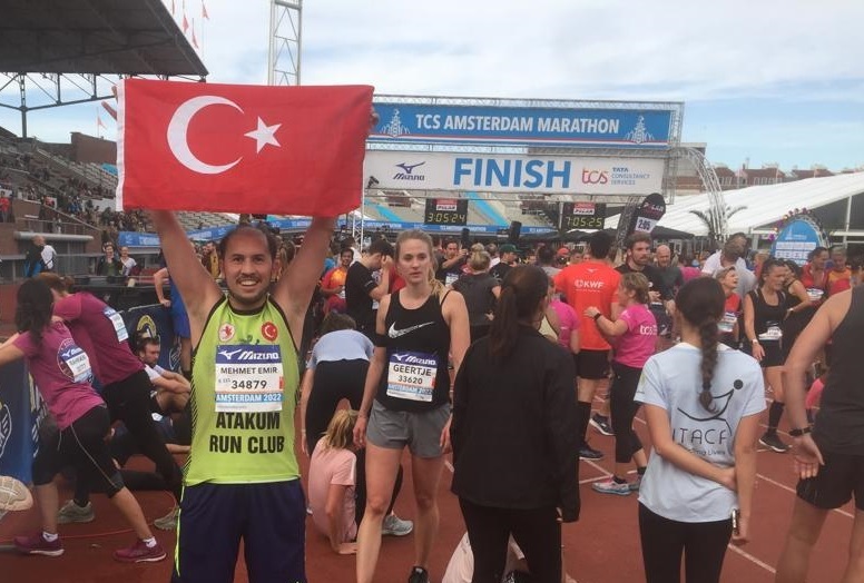 Gurbetçi Türk profesör 46. Amsterdam Maratonu’nda da madalya aldı