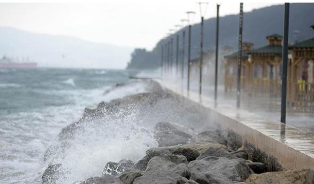 Hollanda’da çatılar uçtu, ağaçlar devrildi, tren seferleri durdu