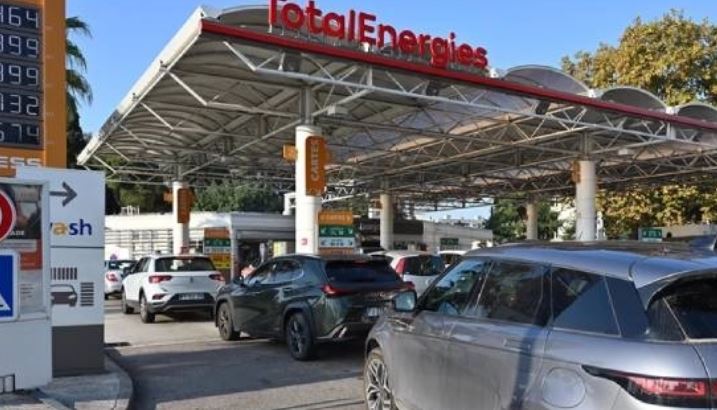 Fransa üzerinden seyahat eden Hollandalılar akaryakıt sıkıntısı mağduru