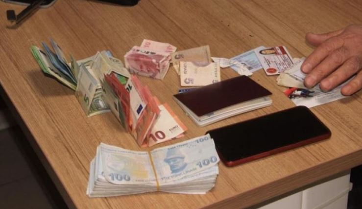 Gurbetçinin kaybettiği içi para dolu çantayı teslim ettiler