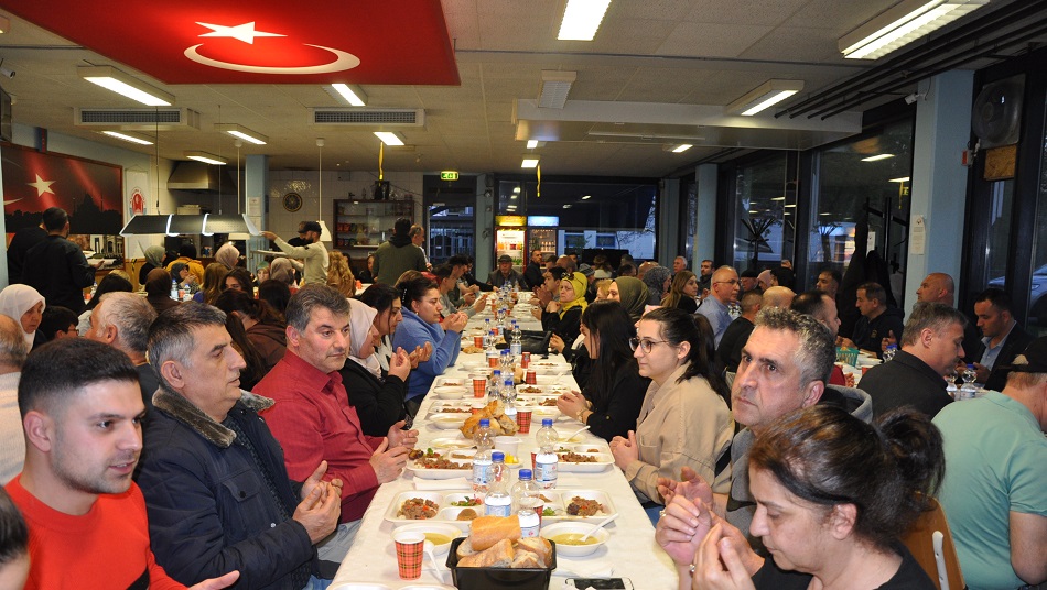 Hollanda Türklerinin iftar kucaklaşması devam ediyor