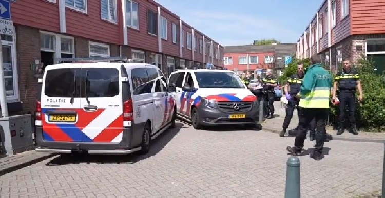 Hollanda’da bir kadın başka bir kadını göğsünden ve yüzünden bıçaklayarak kaçtı