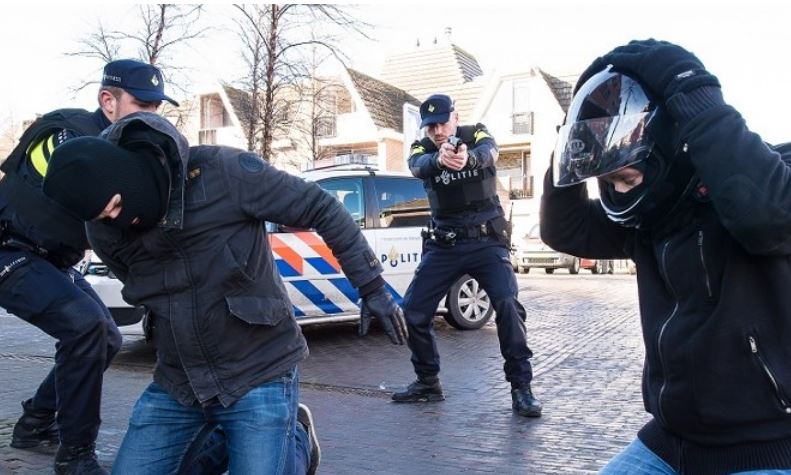 Hollanda Polisi, korona gerilimleriyle nedeniyle geçen yıl daha fazla şiddet kullandı