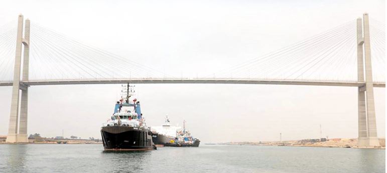 Süveyş Kanalı’nda karaya oturan gemi kurtarıldı