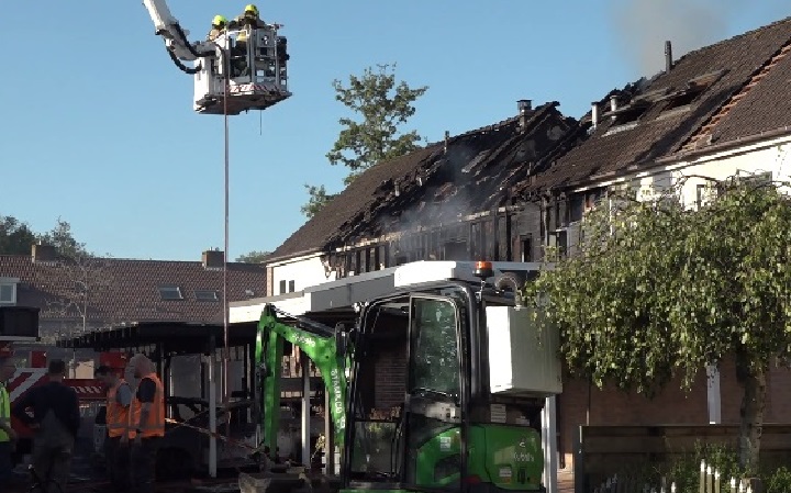 Hollanda’da araçta başlayan yangın 8 eve sıçradı