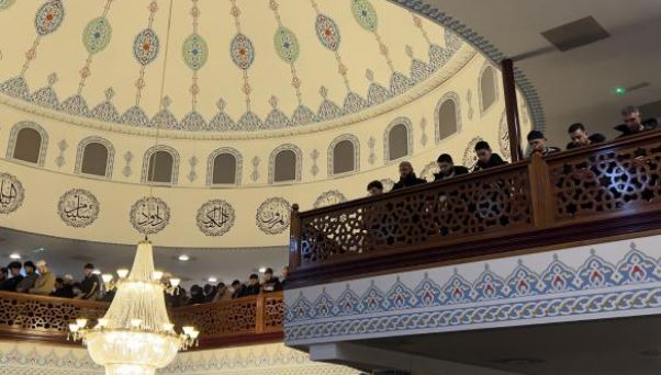 Hollanda’da bin genç “asrın felaketi”nde yaşamını yitirenler için gıyabi cenaze namazı kıldı
