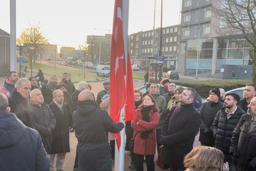 arnhem-belediyesi-deprem-bayrak