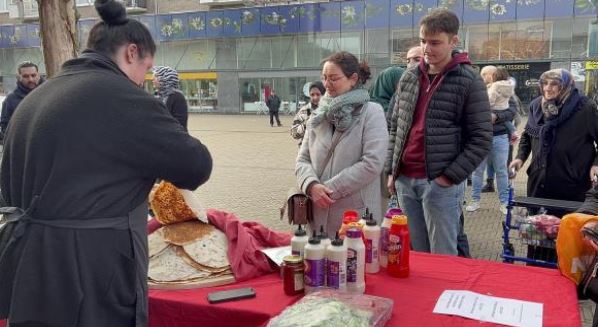 Hollanda’daki gurbetçiler kaldırımda lahmacun satıp gelirini depremzedelere gönderiyor