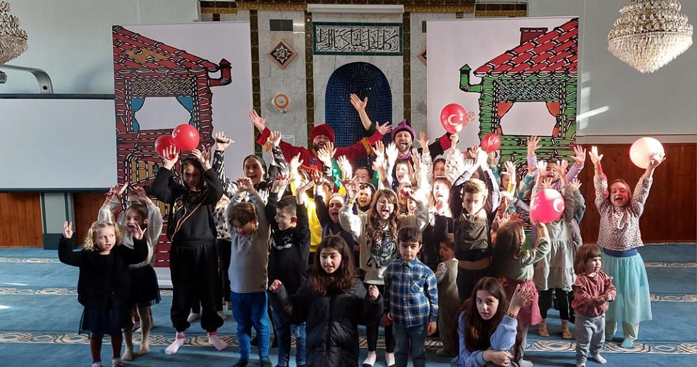 Hacivat ile Karagöz Enschede Selimiye Camii’ne uğradı
