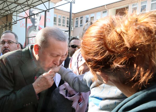 Erdoğan depremzedelerle buluştu: “Sizi aç açıkta bırakmayacağız”-video-
