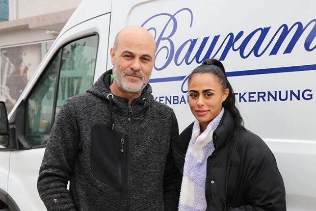 Gurbetçi baba ve kızı, depremzedeler için yardım toplayıp sıla yoluna düştü