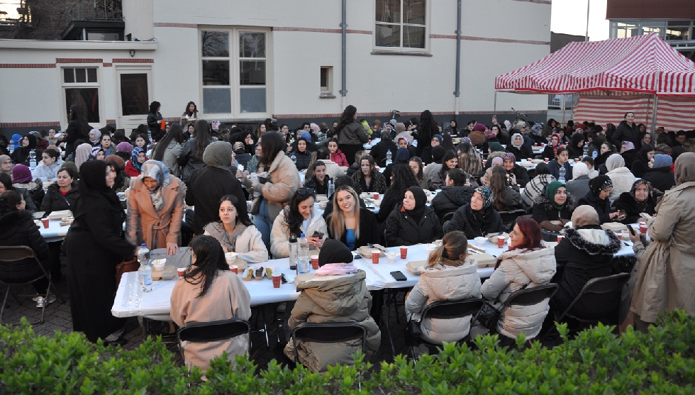 Hollanda’nın ilk minareli camisi Almelo’da muhteşem iftar