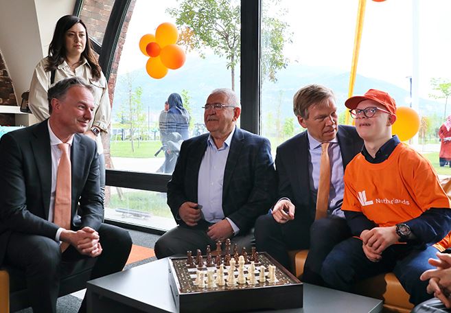 Hollandalı ekip, “Kral Günü”nü Kahramanmaraş’ta depremzedelerle geçirdi