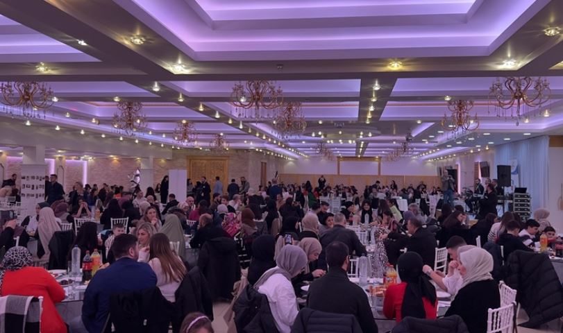 Hollanda Türk Gönüllüler Vakfı’nın düzenlediği iftarda depremzedeler için 39 bin avro toplandı