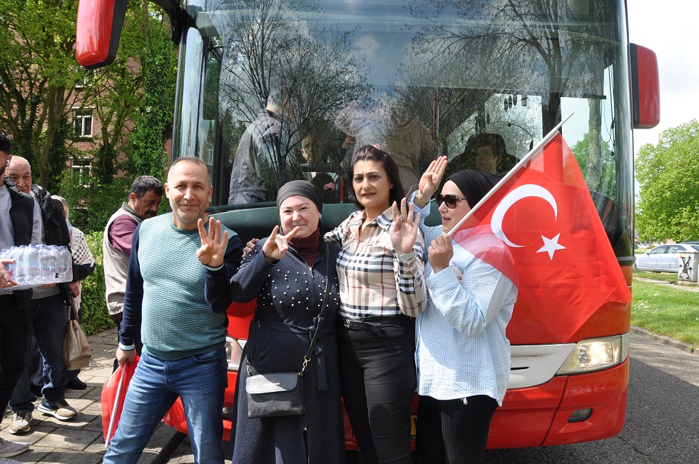 Hollanda’daki gurbetçi Türkler seçim sandıklarına böyle akın etti -VİDEO HABER-