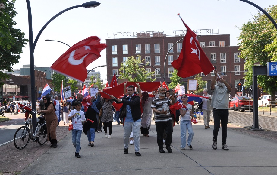 Hollanda’daki Türkler seslerini Enschede’de yükseltti: Buraya anıt dikemezsiniz, kanıtsız anıt olmaz -VİDEO HABER-