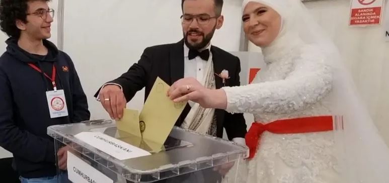 Vatan sevdalısı gurbetçiler gelinlik ve damatlıkla sandığa koştular