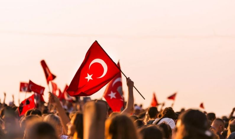 Bayrağını al sen de gel: Hollanda’da atalarını barbar yerine koymak isteyenlere karşı dur