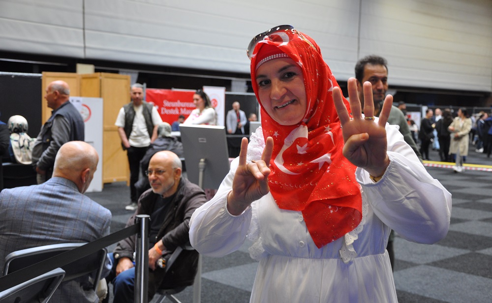 Hollanda’daki Türk seçmenler bir kez daha ‘vatan sevdasıyla’ sandık başına koştu -VİDEO HABER-