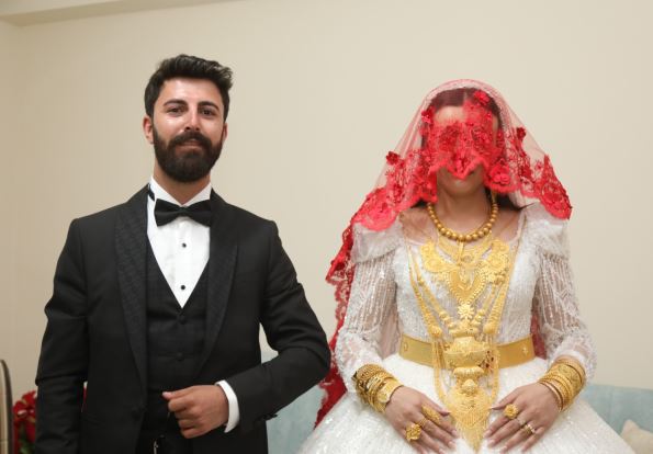 Avrupa’dan çok insanın katıldığı düğünde gelin ve damada 4 kilo altın, 6 milyon lira nakit para takıldı