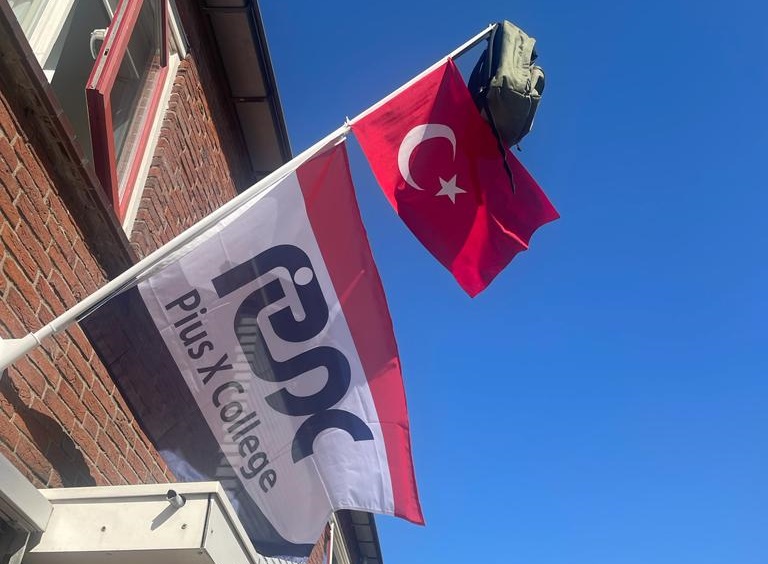 bayrak-canta-okul