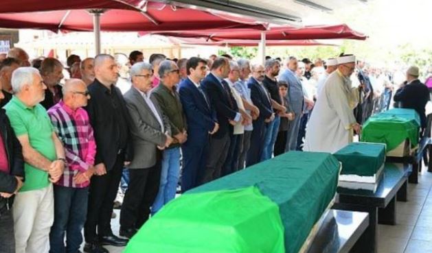 Bıçaklanarak öldürülen gurbetçi anne ve 2 çocuğu memleketlerinde toprağa verildi