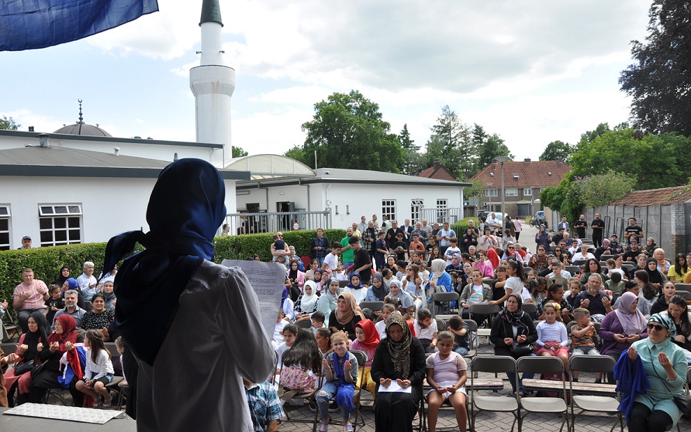 Hollanda’nın Almelo Yunus Emre Camii çocukların sene sonu kutlamalarıyla şenlendi -VİDEO HABER-