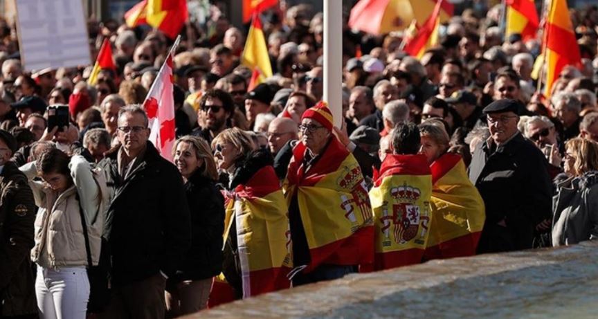 İspanya’da aşırı sağcı Vox, düzensiz göçmenleri göndermeyi ve camileri kapatmayı vadetti