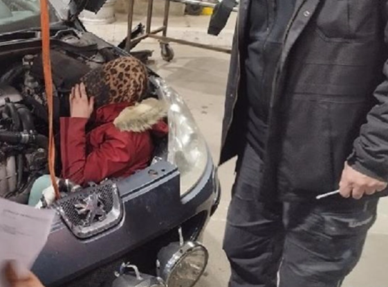Sırbistan sınırını motor kaputuna saklanarak geçmeye çalıştı