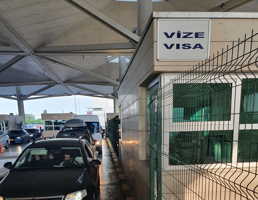 YTB dönüş yolundaki gurbetçileri yalnız bırakmıyor