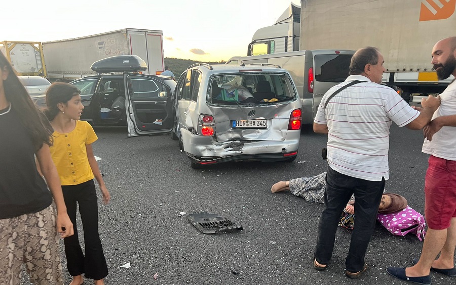 KMO’da zincirleme kaza: 5 araç bir birine girdi biri gurbetçi plakalı