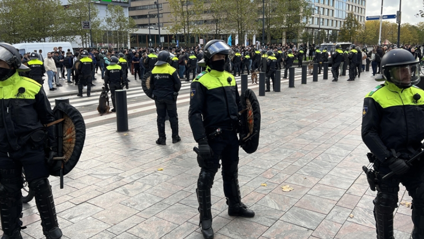 Pegida lideri Lahey’deki Türk Büyükelçiliği önünde Kuran yırttı