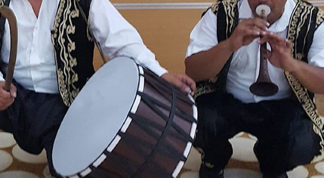 Halayın coşkusuna kapılan damat davulun üzerinde oynadı