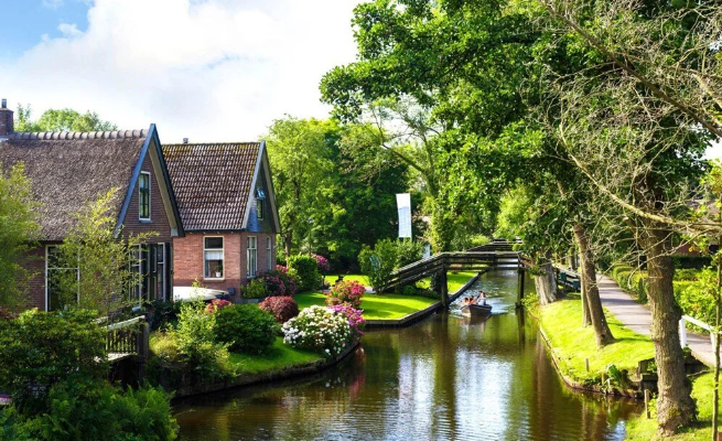 #Giethoorn Hollanda’nın bir köyüdür. Kuzeyin Venedik’i ve “Masal Diyarı” olarak anılır.