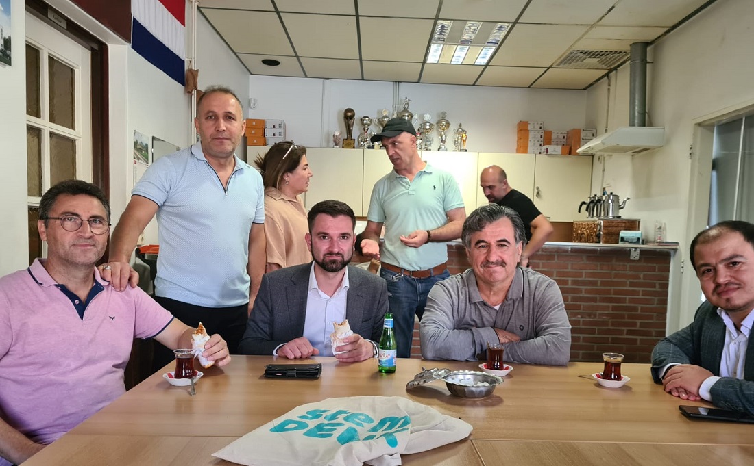 Hollanda Denk Partisi’nin Türk asıllı vekili Stephan van Baarle Almelo’da Türklere hitap etti