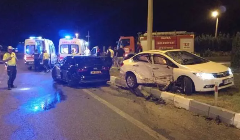 Hollanda plakalı gurbetçi tatil dönüşü kaza yaptı: 3 yaralı