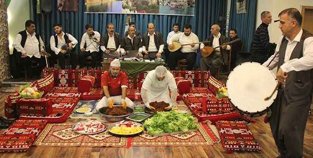 Urfa’da muhteşem bir sıra gecesi ve çiğköfte sunumu