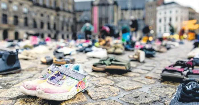 Hollanda’da Filistin’e destek gösterileri devam ediyor:  Çocuklar için binlerce ayakkabı