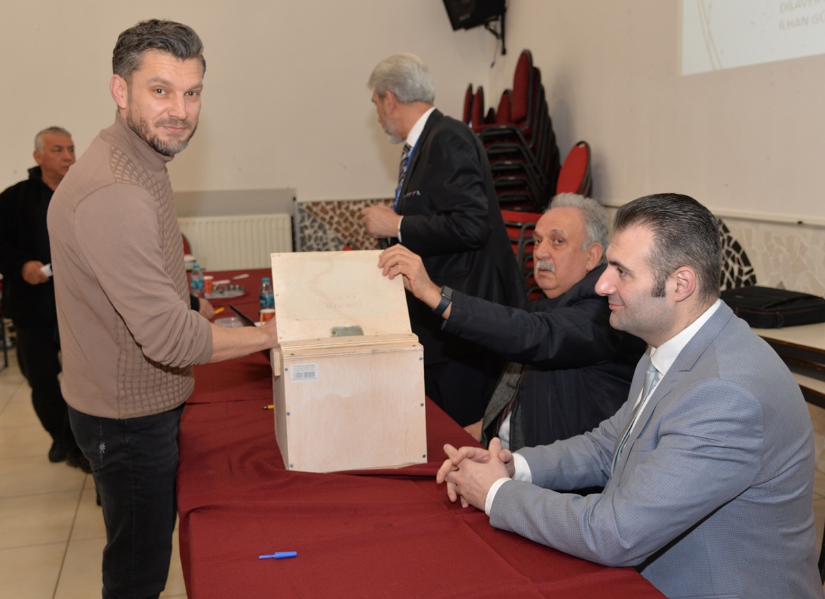 Hollanda’da Arnhem Türkiyem Camii’nin 501 üyesi sandık başına gitti