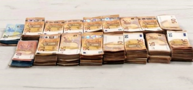 Hollanda’dan yola çıkan Türk sürücünün aracında tam 153 bin Euro yakalandı
