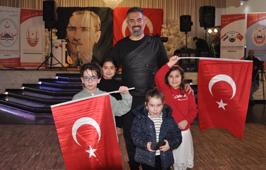 Ünlü sanatçı Turgay Başyayla Hollanda’da Cumhuriyet coşkusuna katıldı, gurbetçilerle Cuma namazı kıldı -TIKLA İZLE-