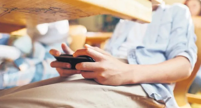 Belçika’da okullarda cep telefonu yasağı gelecek yıl başlıyor