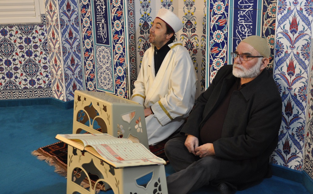 Hollanda’nın sevilen öykü yazarı Yaşar İçyüz mevlit programında anıldı -TIKLA İZLE-