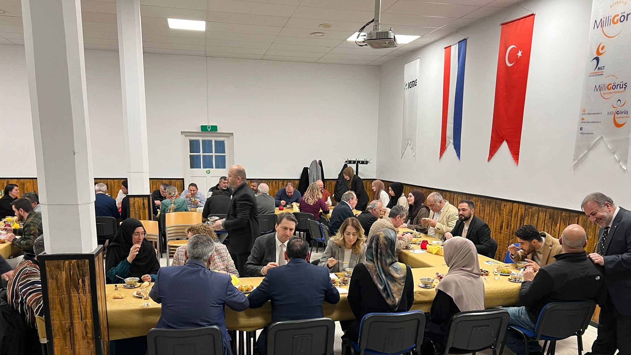 Deventer Milli Görüş tarafından düzenlenen iftar programına büyük ilgi