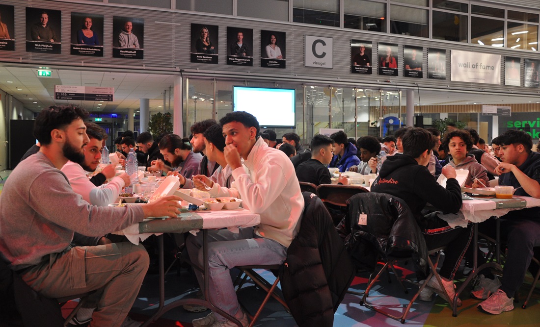 Hollanda’nın Almelo şehrinde yüzlerce Türk genci iftar sevincinde buluştu -TIKLA İZLE-